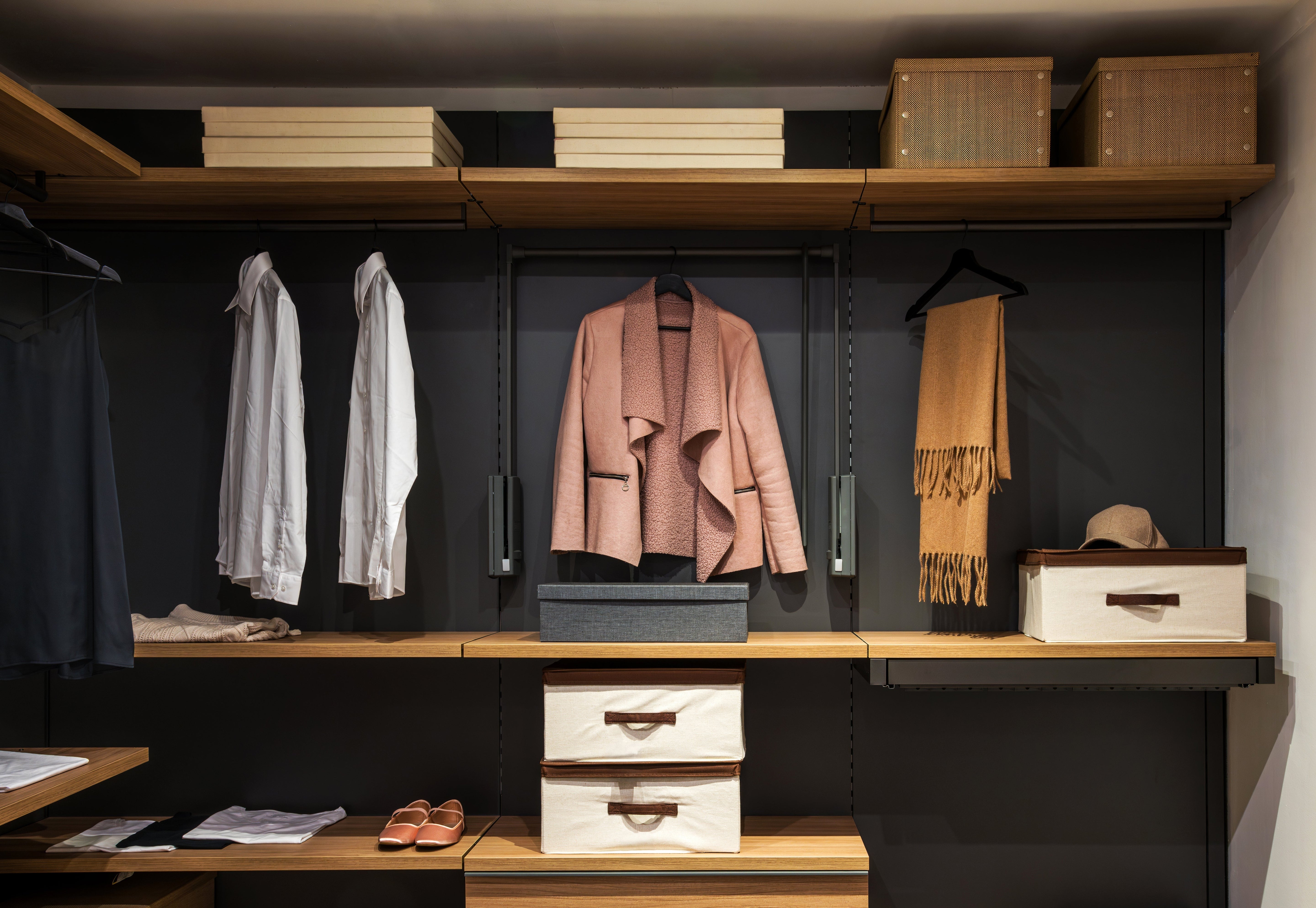 Transformoni Hapësirën Tuaj me Walk-In Closets Ergonomike